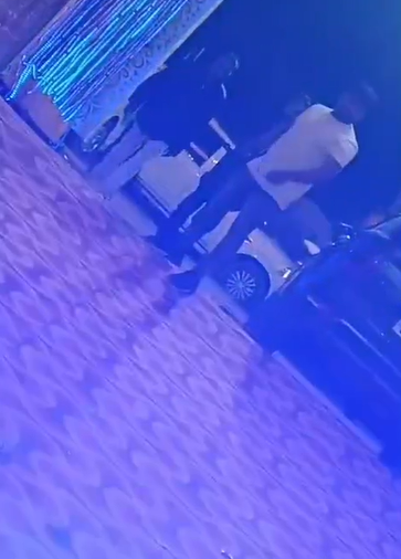 कानपुर

➡वैवाहिक समारोह में विवाद के बाद फायरिंग

➡गाड़ी खड़ी करने को लेकर हुआ था वर पक्ष से विवाद

➡फायरिंग में करीब आधा दर्ज़न लोग हुए घायल

➡घायलों को अस्पताल में कराया गया भर्ती

➡सैकड़ों लोगों ने पुलिस चौकी के बाहर जाम लगाया

➡आरोपियों की गिरफ्तारी की मांग को लेकर जाम