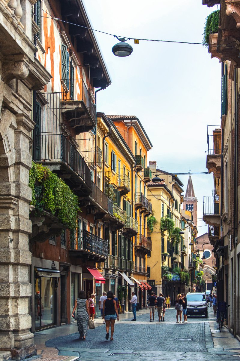 Love in the Streets of Verona 🇮🇹 #photography #photographer #photographybloggers #photooftheday #BeautifulWorld #Travel #love #travelphotography #explore #beautiful #city #streetphotography #charming #streetphoto #architecture #architecturephotography #morning #Italy #Verona