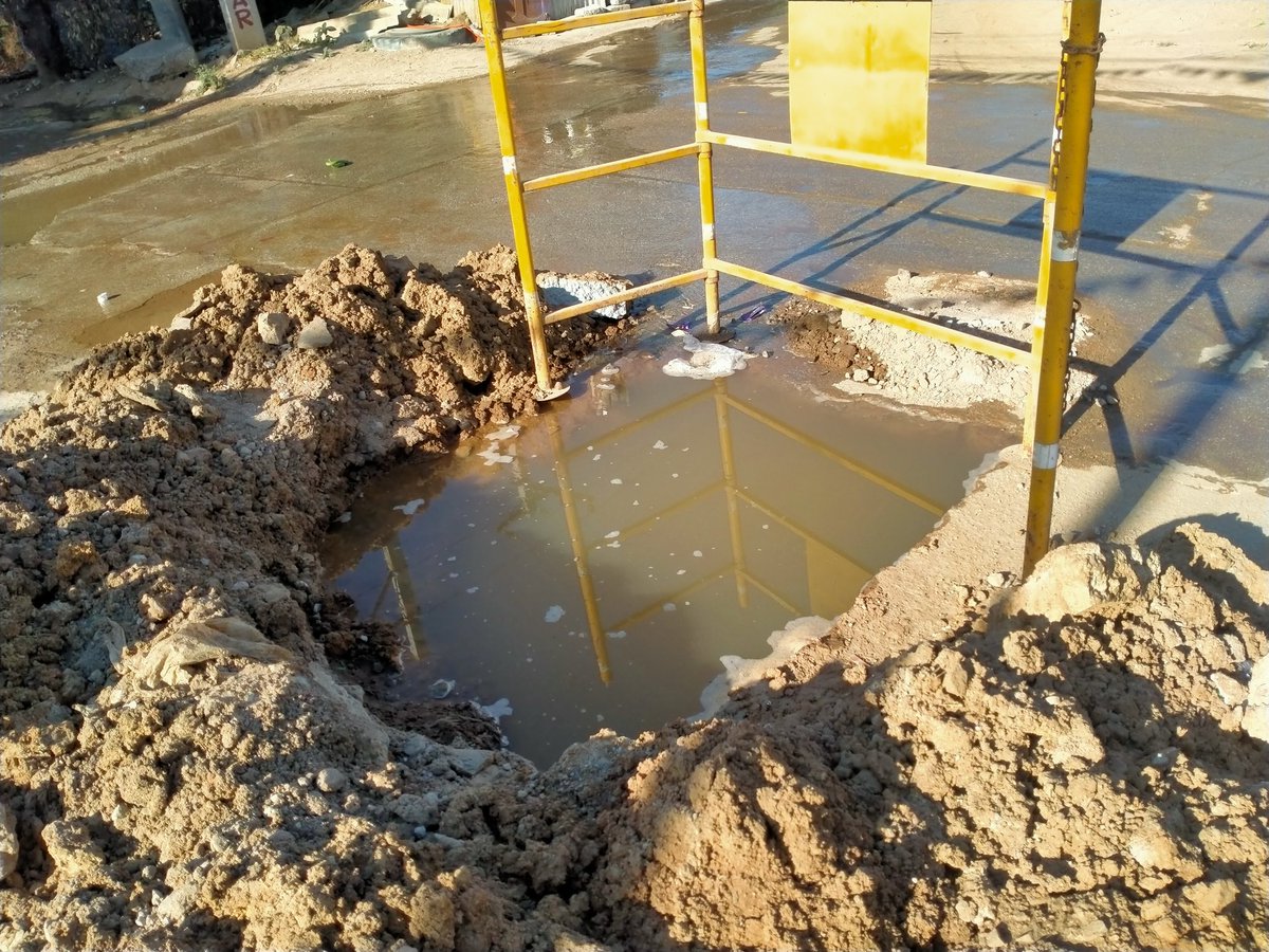 krishnacharybjp's tweet photo. GHMC 133 Division Kowkoor Bharath nagar For the last two to three months, it has been called a water problem Water pipe line and drainage pipe line went in the same line.The water is leaking and the drainage is also leaking, both of them are getting mixed in the water, https://t.co/DthiR15Zef