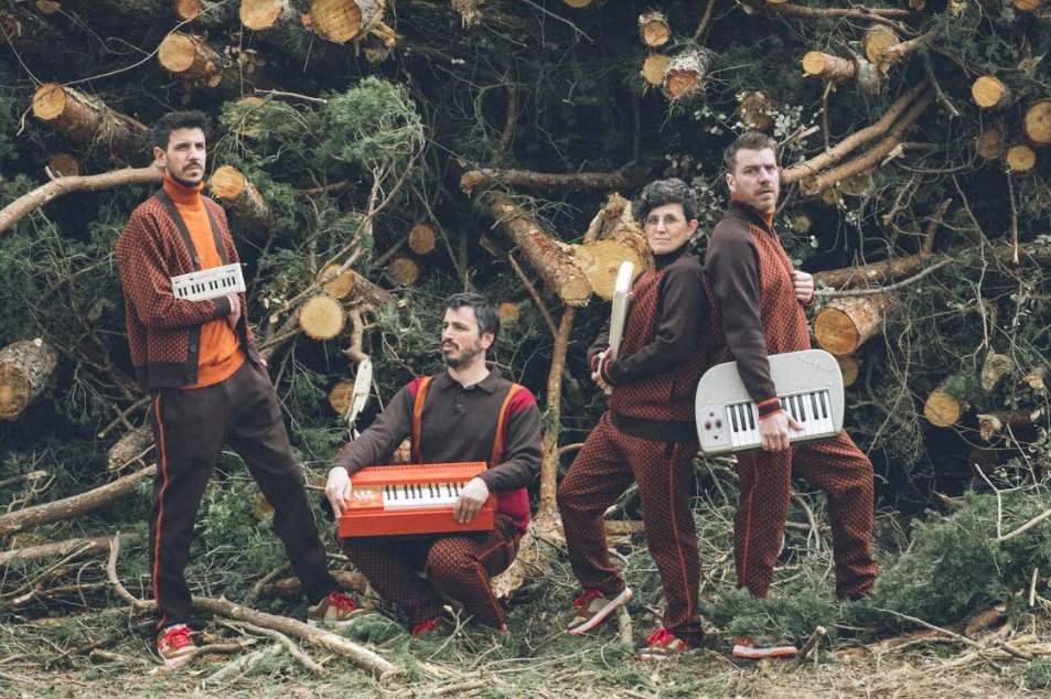 ❤️2/4 A la festa del maridatge del vi i la música de la #firavifalset la #fimvilaseca proposa l'espectacle familiar de 2princesesbarbudes, per infants a partir de 5 anys amb 10 cançons dedicades als insectes. Presenten el seu 5è disc: Som i serem. I serà el 4 de maig a Falset.