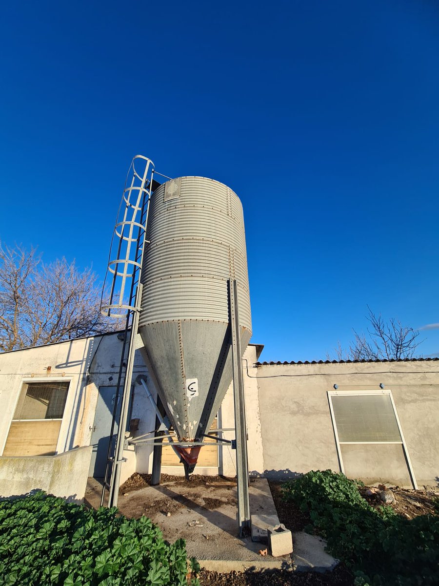 Macoga's tweet photo. ✅✅ Cambio de silo ya deteriorado por el paso del tiempo por uno nuevo de chapa lisa en la localidad zaragozana de Quinto de Ebro 👨‍🔧👌🏼

Pide presupuesto sin compromiso:
☎️976 677 865
📧 info@macoga.es https://t.co/vFPdRnyJAy