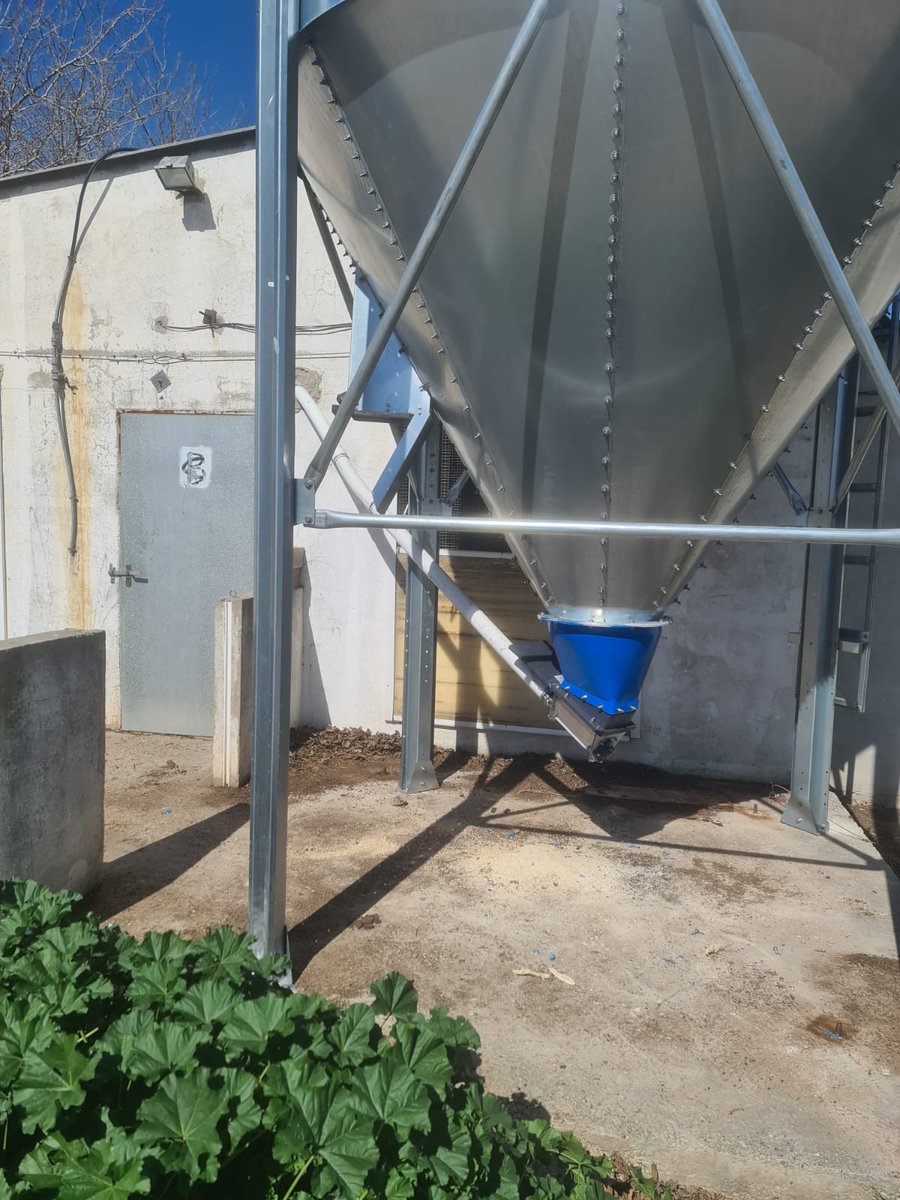 Macoga's tweet photo. ✅✅ Cambio de silo ya deteriorado por el paso del tiempo por uno nuevo de chapa lisa en la localidad zaragozana de Quinto de Ebro 👨‍🔧👌🏼

Pide presupuesto sin compromiso:
☎️976 677 865
📧 info@macoga.es https://t.co/vFPdRnyJAy