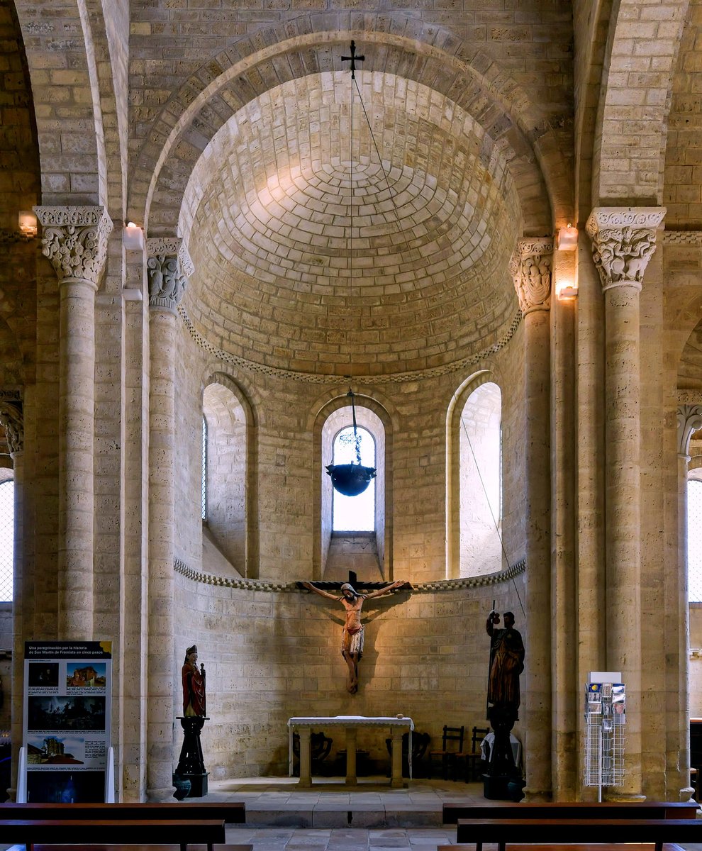 Observamos el orden, la geometría, la estricta simetría de la arquitectura románica, que genera en la mente humana sensación de armonía. Es el ábside central de San Martín de #Frómista arteguias.com/iglesia/sanmar… #Palencia #romanico #arte #viajes #Turismo #caminodesantiago #rural