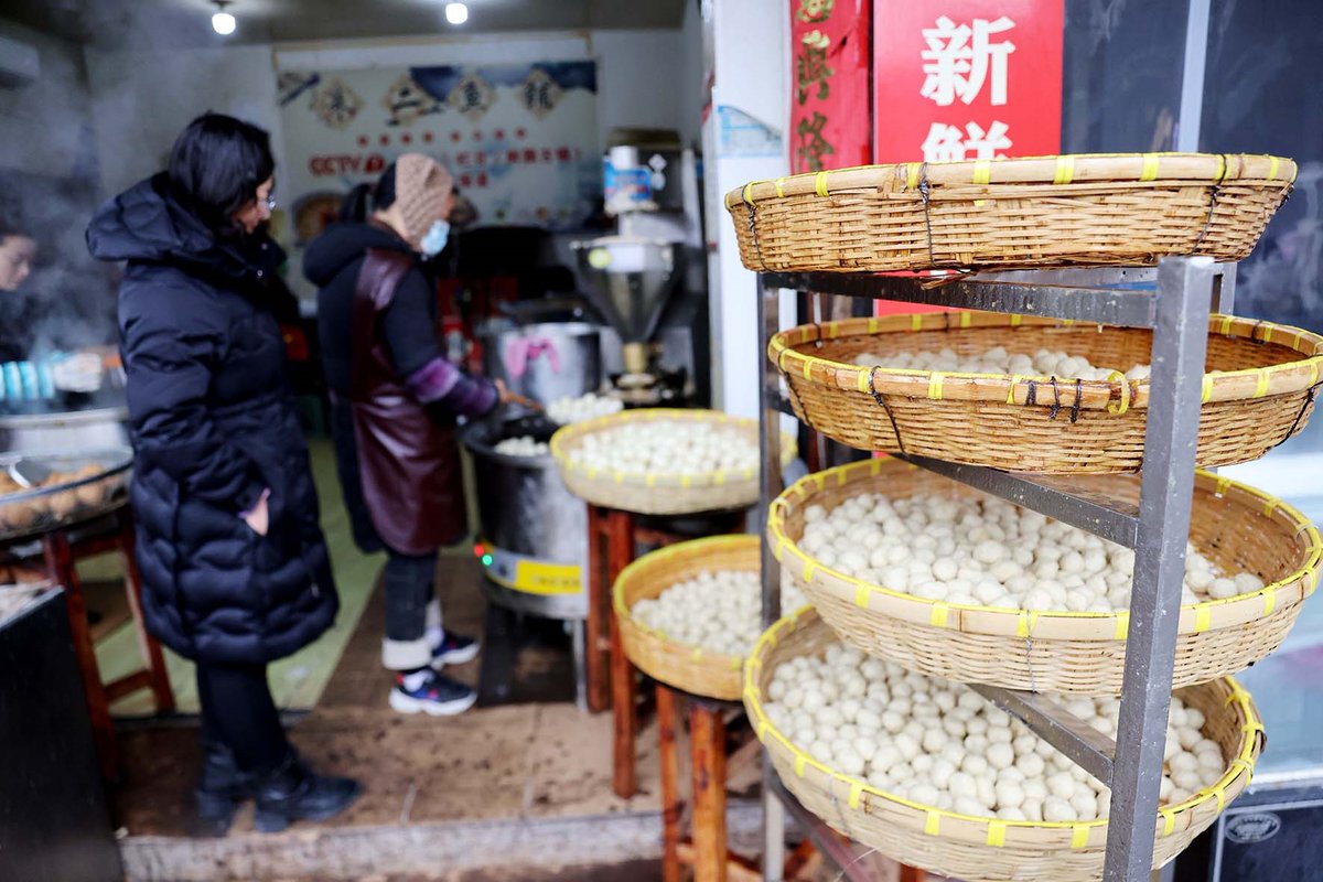 TaizhouCity's tweet photo. 🐟#QintongAncientTown, near #Taizhou’s #QinhuLakeWetland, is renowned for its freshwater fish and shrimp. With a 200-year history, its #fishballs, #fishcakes, and #shrimpballs are dubbed the "Three Treasures of Qinhua Lake," listed as provincial intangible cultural heritage. Through innovative marketing, they've become popular "internet-famous" foods sold across the country.
#TaizhouDelicacies