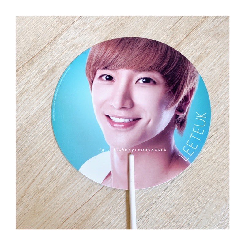 k_periphery's tweet image. WTS

Super Junior Official Goods

1. Lee Teuk 2020 SM Town Image Picket 
💰RM10

2. Boy In the Season 3 In HK
💰 RM20

3. SJ &amp;amp; Ailee Kyochon Calendar
💰 RM10

Postage : RM8

Shopee Link : shp.ee/dg6kab7

#superjunior #pasarsuperjunior @myelf_selltrade