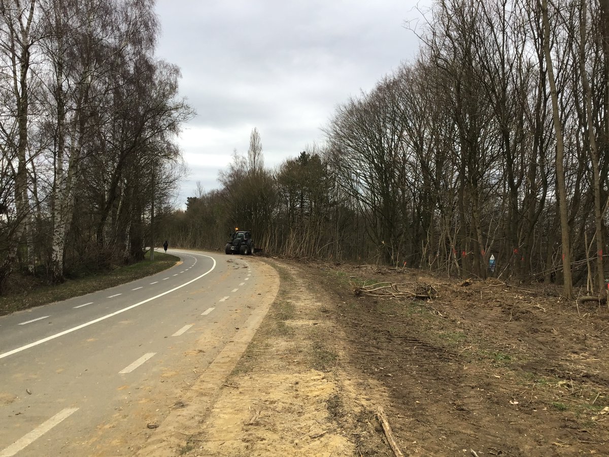 alechat1's tweet photo. Les travaux de la #F204 sur le côté de la Vlierbeekberg avancent déjà bien.
Toute la future #cyclostrade a déjà été déssouchée
1/ https://t.co/blGobi2QtG