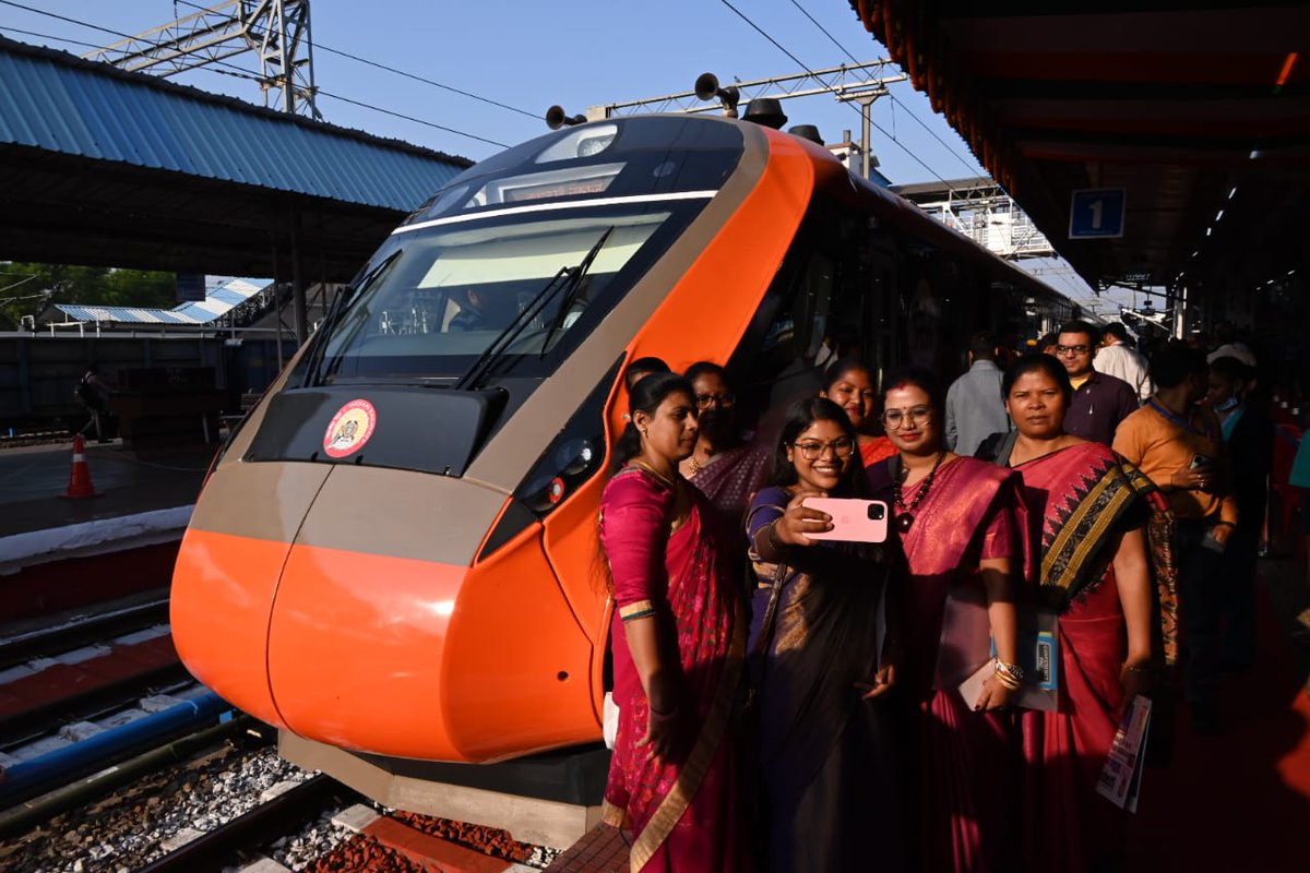 BrajeshRouth's tweet photo. रांची-बनारस #VandeBharatExpress का परिचालन आज आरंभ हो रहा है।माननीय पीएम श्री @narendramodi के नेतृत्व में मजबूत होते भारत की पहचान है यह ट्रेन। #ViksitBharat #ViksitRailway विषय पर चित्रांकन करने वाले .!
#ModiKaUphaar
#ModiHaiToMumkinHai #ModiAgain2024 #ModiJiKaParivaar https://t.co/McLSnF2s4C