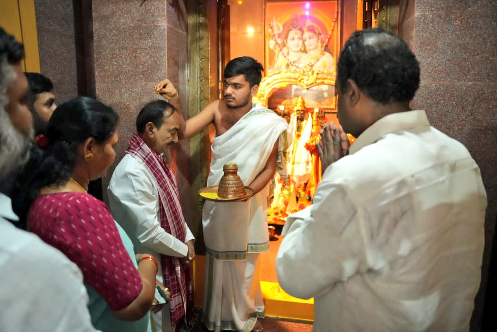 Eatala_Rajender's tweet photo. మల్కాజిగిరి పార్లమెంట్ నియోజకవర్గం :
మన్సురాబాద్, ఎల్.బి నగర్ లోని బీరప్ప ఆలయంలో ప్రత్యేక పూజలు నిర్వహించడం జరిగింది.
#ModiJiKaParivaar #ModiHaiToMumkinHai #ModiAgainIn2024 #LokSabhaElections2024 #BJP4India #EatalaRajender #Eatala4Malkajgiri #MPEatala #Eatala4BJP #malkajgiriconstituency #malkajgirimp
#ModiGuranteeEatalaSurety