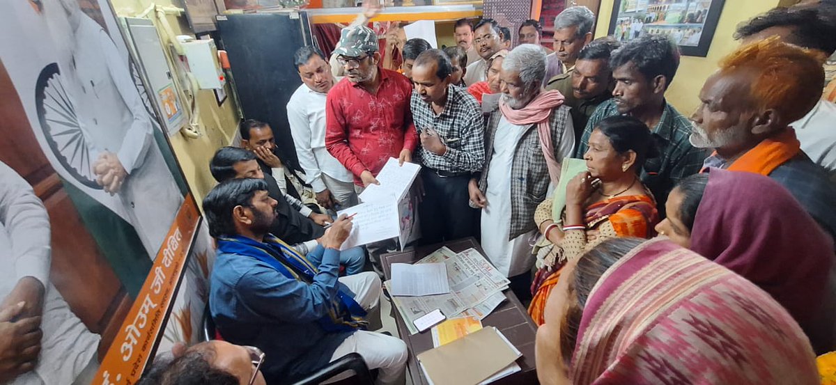 mp_kaushal's tweet photo. राम काज कीन्हें बिनु।
मोहि कहां विश्राम।।

हमेशा की तरह आज अपने दुबग्गा, लखनऊ आवास पर विभिन्न जगहों से आये जनमानस से भेंट कर उनकी समस्याओं को एक एक कर सुनकर समस्याओं के त्वरित निदान हेतु संबंधित अधिकारियों को निर्देशित किया।
#JanSewa #JanraDarbar #JantaDarshan #JanSunwai https://t.co/JG4elvgu6W