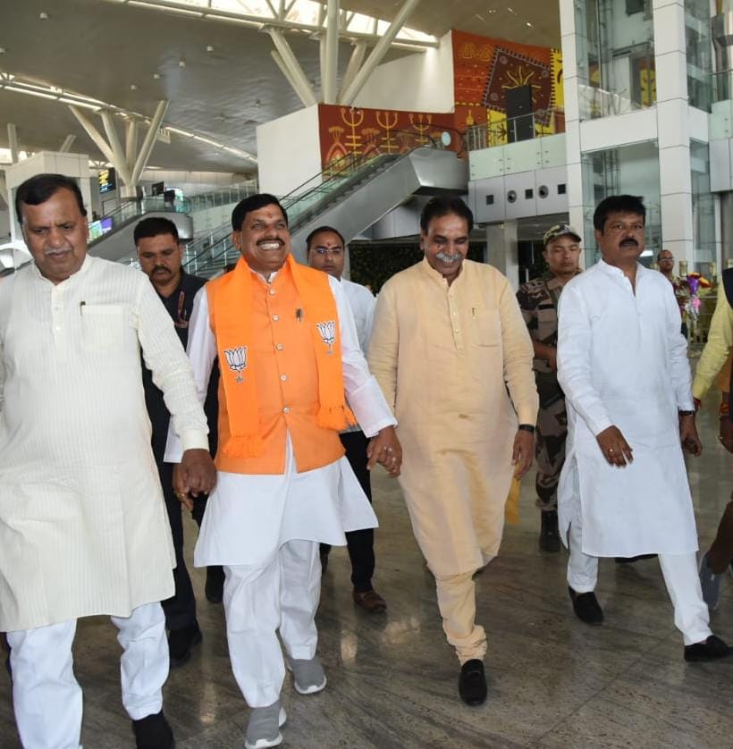 DPRChhattisgarh's tweet photo. मध्यप्रदेश के मुख्यमंत्री डॉ. @DrMohanYadav51 के आज राजधानी रायपुर स्थित स्वामी विवेकानंद एयरपोर्ट पहुंचने पर वित्तमंत्री श्री @OPChoudhary_Ind द्वारा आत्मीय स्वागत किया गया।

इस अवसर पर विधायक श्री @RajeshMunat, पूर्व विधायक श्री @SHIVRATAN__BJP सहित अन्य जनप्रतिनिधियों ने भी उनका स्वागत किया।
