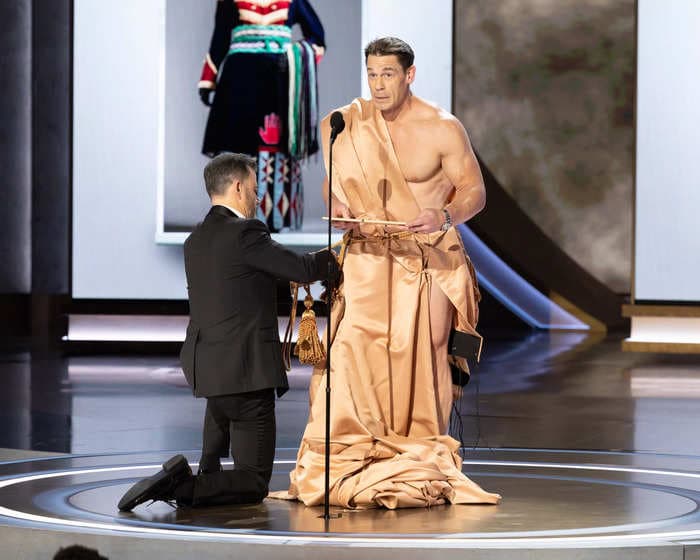 BiIndia's tweet photo. 'Barbie' + 'Oppenheimer' = not great Oscars ratings

#Barbieheimer #OscarAward 

https://t.co/v7UyOWRtL0 https://t.co/GIGN3ktqfd