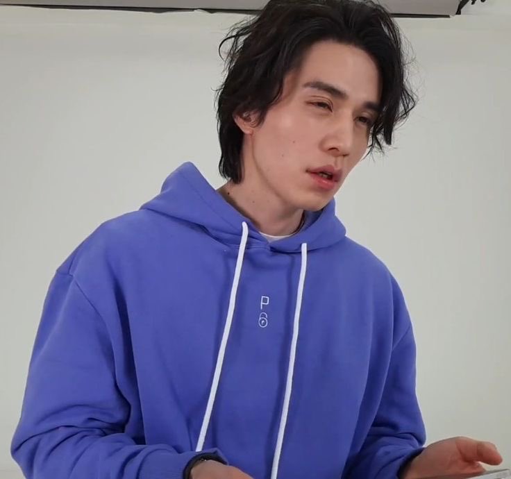 woke up to like 5 oomfies talking about blade man wtf happened overnight was this a mass suicide attempt ??