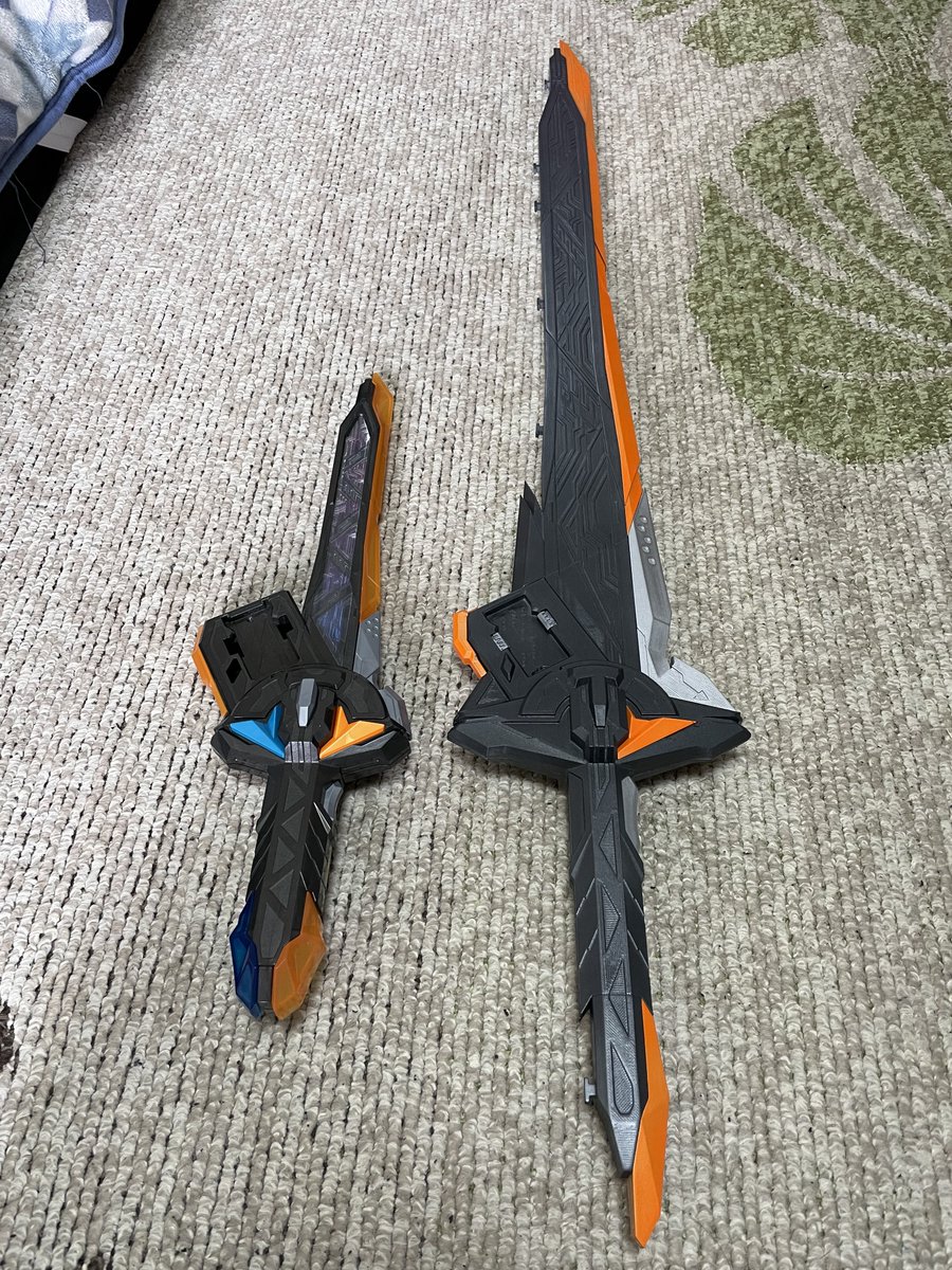 やっとこさ作業進捗
後はブルーと細かいシルバーと

......刀身部分どうすっかな
グラの技術なんかないぞ()