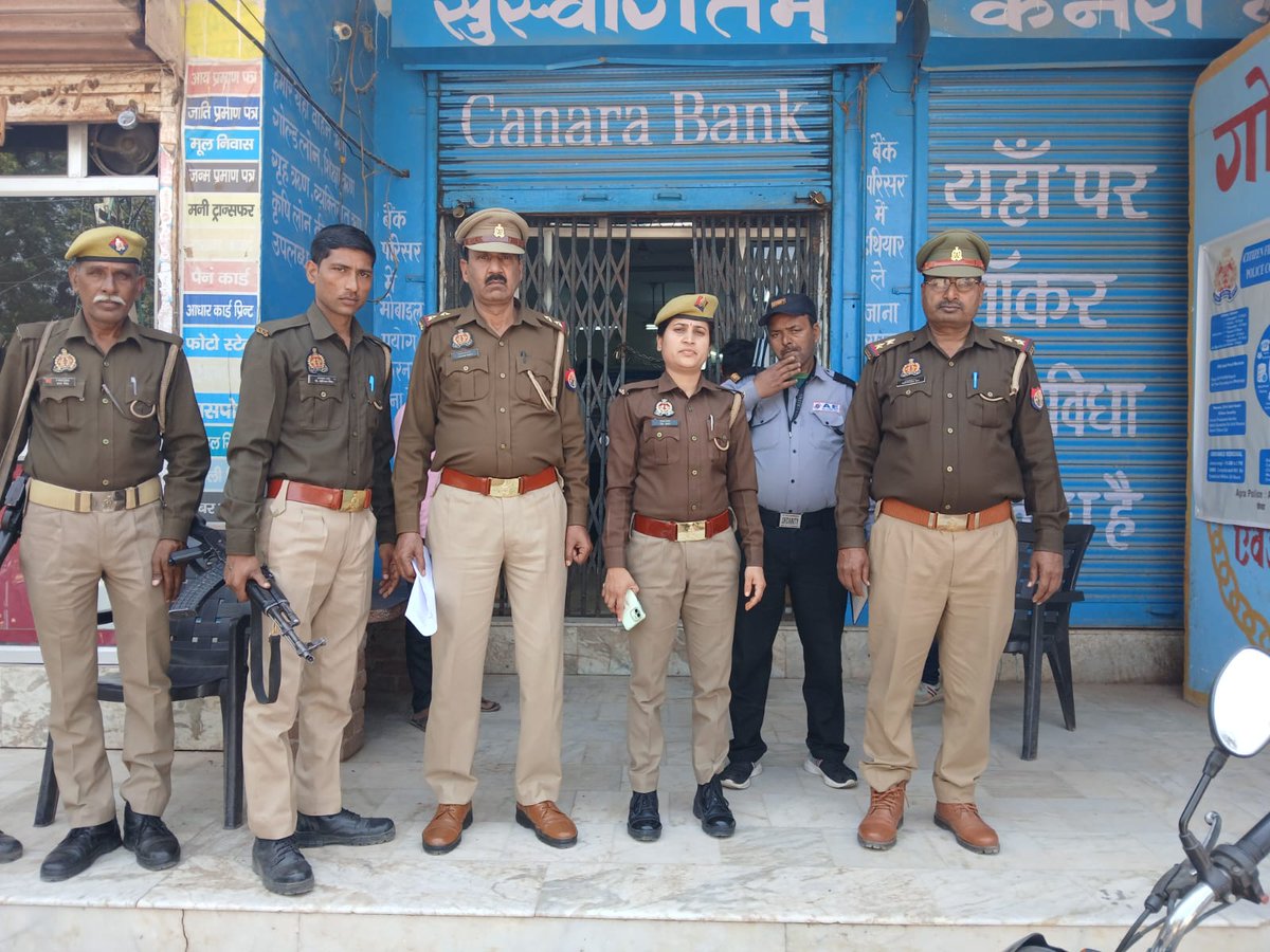 DCPWestAgra's tweet photo. #PoliceCommissionerateAgra
#DCPWestAgra के निर्देशन में,
▶️#थाना_बसई_जगनेर व #थाना_इरादतनगर पुलिस टीम द्वारा बैंकों की जा रही हैं, सघन चेकिंग ।
▶️बैंक के अंदर-बाहर बिना किसी वजह से खड़े/घूम रहे संदिग्ध व्यक्तियों पर रखी जा रही है नजर।
#PoliceBankChecking https://t.co/ctPLTKZUys