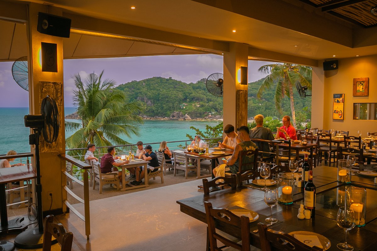 🌅✨ Indulge in the ultimate dining experience at The Cliff Bar & Grill, where Mediterranean flavors and stunning ocean views converge. 🍽️🌊 Immerse yourself in the romance of Koh Samui and savor the exquisite taste of our culinary creations. 🌺🥂 #TheCliffSamui #OceanfrontDining