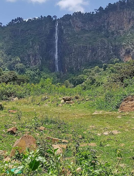 Thriving_luos's tweet photo. This Wakula village in Mfangano Island. The waterfall you see is called Nginwa river,flowing from Gulwe. Wakula is situated between Nyawalongo and Kiwari. But people prefer Mulundu and Nyakweri because Nyawalongo and Kiwari are small and neglected. Even water bus does not dock in those small villages.