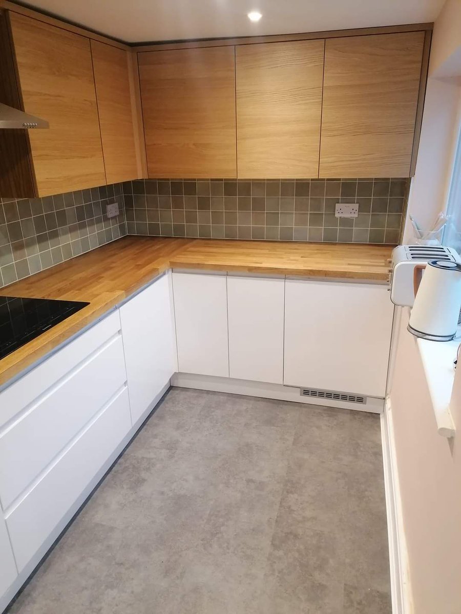 abbeykitsandbed's tweet photo. Two tone handleless White gloss/horizontal Oak grain kitchen, solid Oak worktops and Malmo Grey vinyl floor tiles 👌 https://t.co/JOXt9e4e88