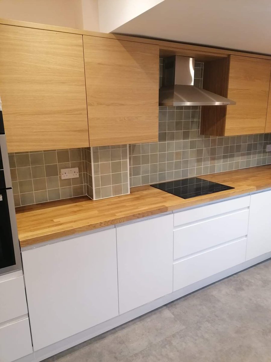 abbeykitsandbed's tweet photo. Two tone handleless White gloss/horizontal Oak grain kitchen, solid Oak worktops and Malmo Grey vinyl floor tiles 👌 https://t.co/JOXt9e4e88