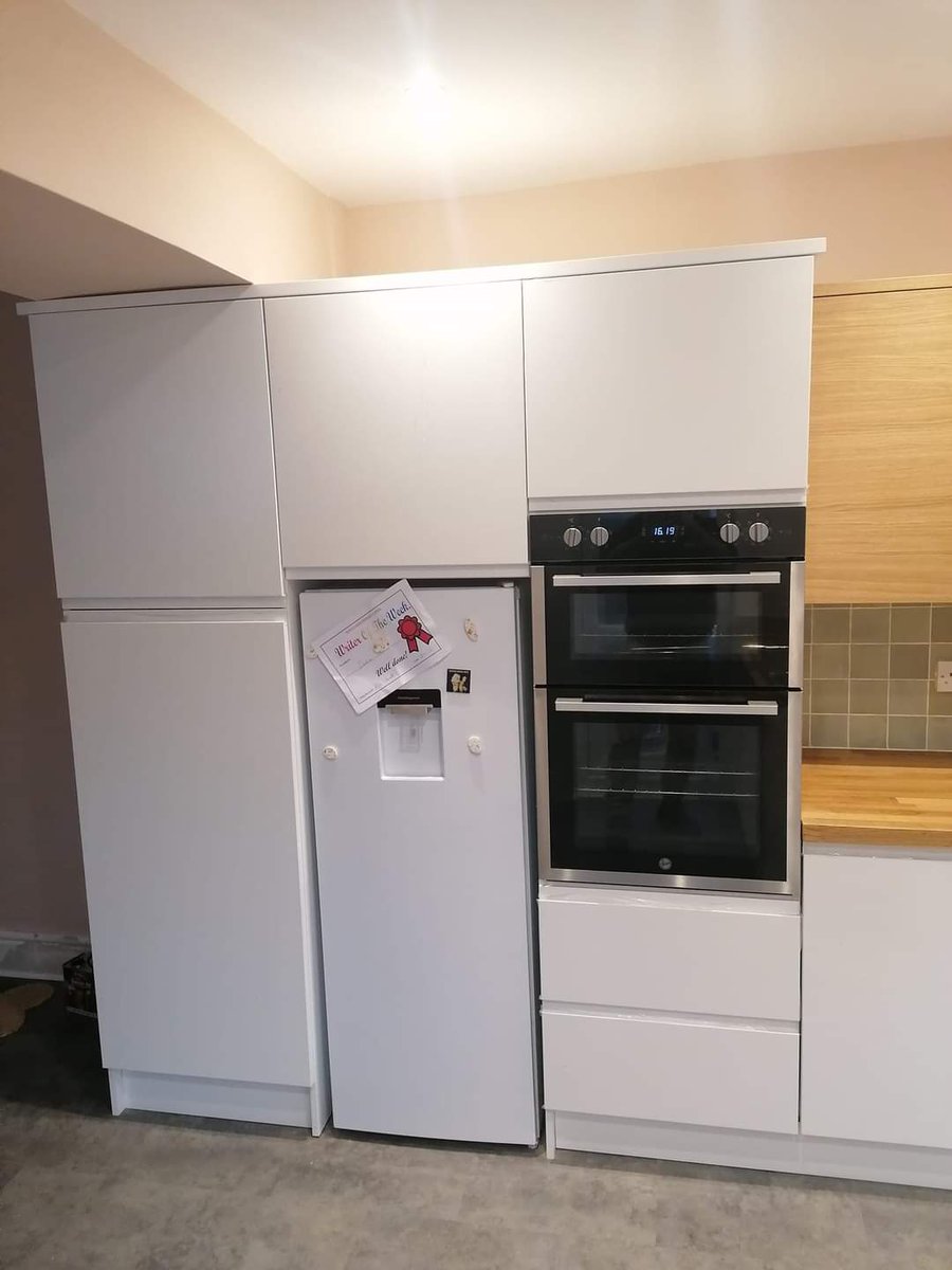 abbeykitsandbed's tweet photo. Two tone handleless White gloss/horizontal Oak grain kitchen, solid Oak worktops and Malmo Grey vinyl floor tiles 👌 https://t.co/JOXt9e4e88