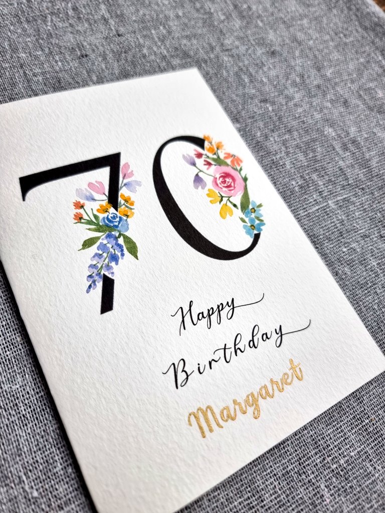 Rise and shine 🥰 My age cards are here to celebrate every milestone. You can personalise them by adding a name and make it extra special 🥰
invisibleye.etsy.com/listing/141587…

#earlybiz #elevenseshour
#handmadecard #personalized #birthdaycard #watercolour #art #etsycards #tuesdayvibe