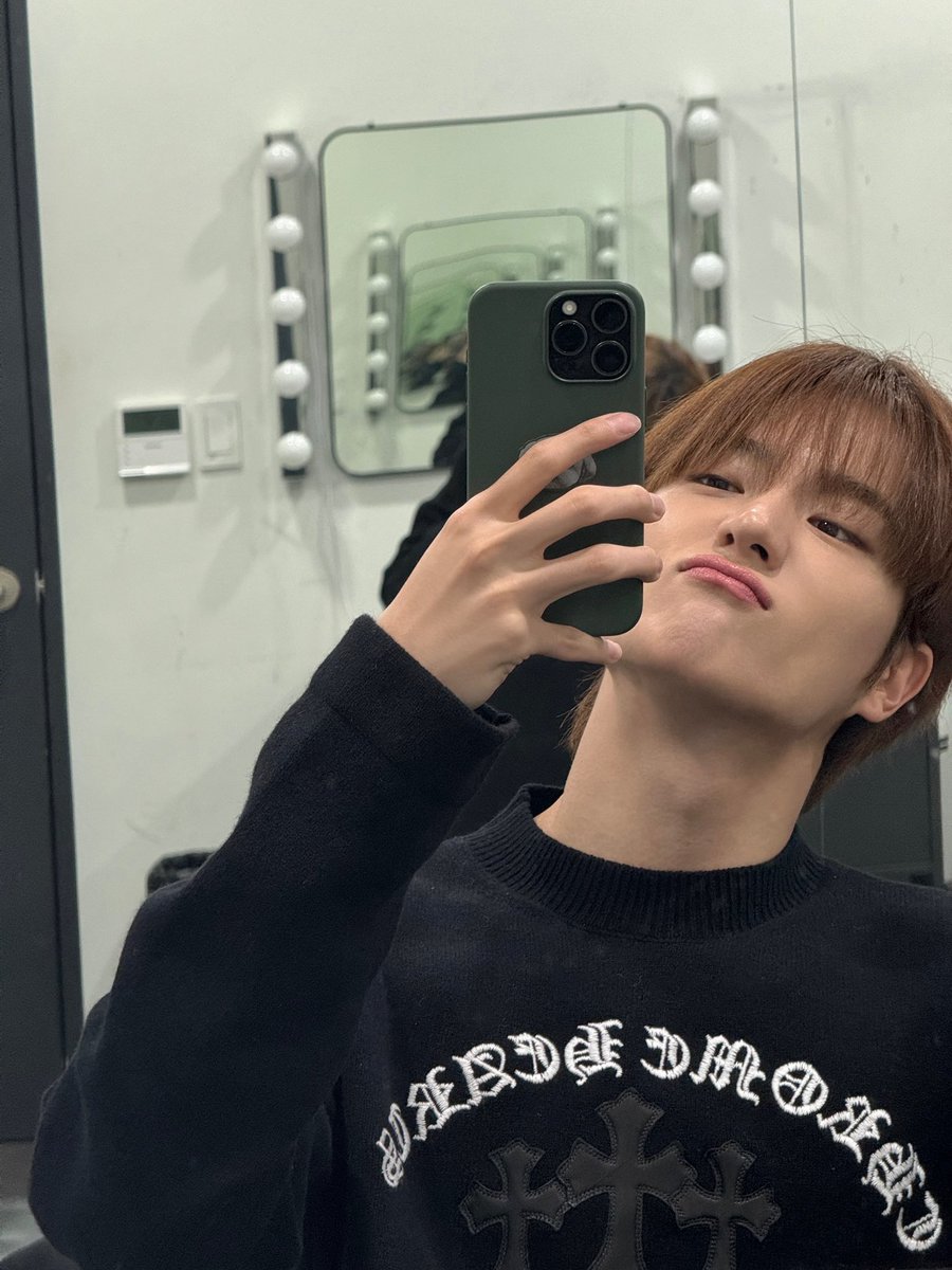 eternallyksw's tweet photo. hyunjae sent these photos on bbl 🖤 https://t.co/FdRC0bxUU7