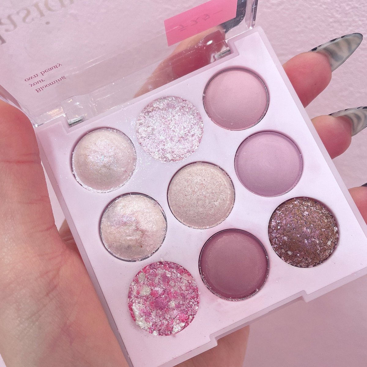 cosmetics_CAROL's tweet photo. めちゃくちゃ可愛いこちらのシャドウパレット、カロルイオンモール高の原店でもお取り扱いしております🤍

dasique シャドウパレット🍨
#20 ブルーベリーシャーベット

カロル価格 ¥3,440(税込) https://t.co/7nAriZqI4H