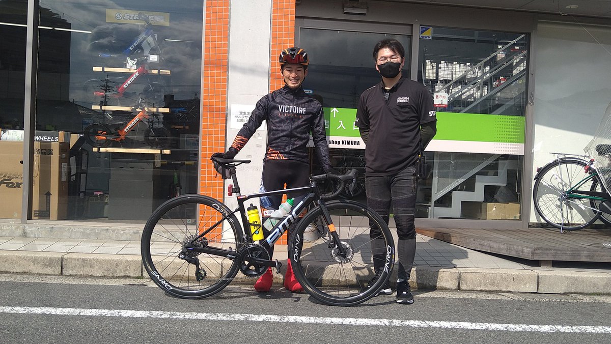 kimura_bicycle's tweet photo. 今日はヴィクトワール柴田選手にご来店頂きました！
通り雨に降られてしまって急いで揚倉山を下って来たそうです。
ビッグプーリーやカーボンスポークのDRIVEホイールなど最先端バイクですね!!
#ヴィクトワール広島 #エリートホイール #ドライブ #JETSTREAMPRO2 #キムラじてんしゃ https://t.co/627eyOCwlY