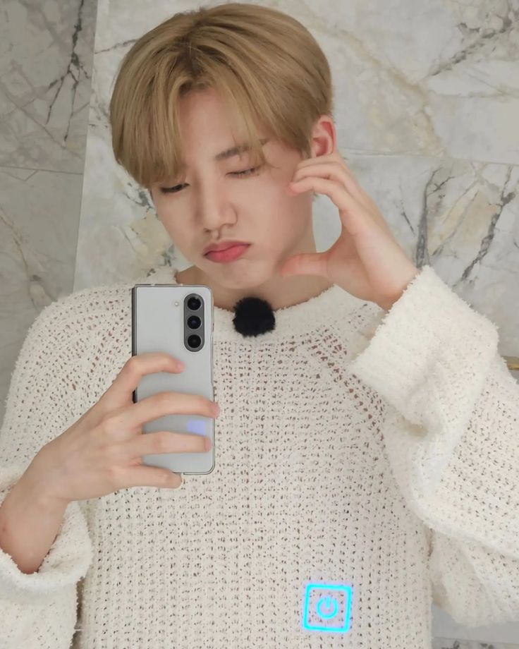 ㅤ

           ❪ Gavin.⠀⠀❫     𓄲    SNS Update  .ᐟ
           03 | 12 | 24  : Tuesday 
           ⌕  disabled 
           ⤷ I kinda miss my blonde hair.
ㅤㅤㅤ