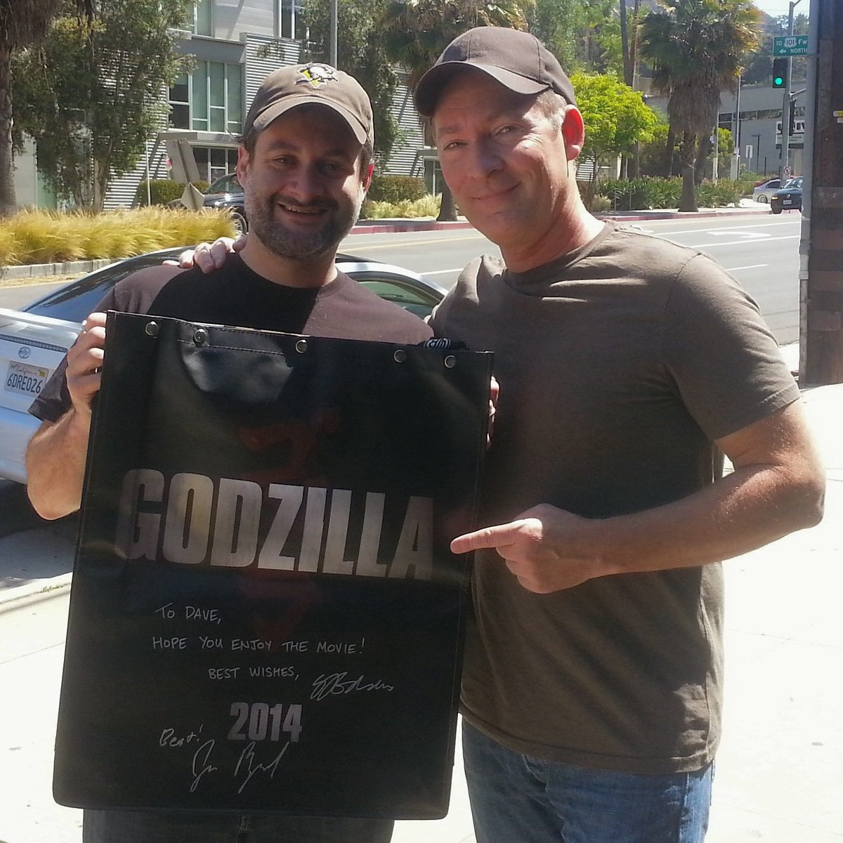 Stephen_Stanton's tweet photo. #Oscars #GodzillaMinusOne The biggest #Kaiju fan I know (besides me!) is Dave Filoni! I worked on Gareth Edward's #Godzilla before #StarWars #RogueOne &amp; gifted Dave with this backpack signed by Gareth &amp; #LordOfTheRings multi #AcademyAward Winning #VFX supervisor Jim Rygiel! 🎬 https://t.co/7SSCE3HKqF
