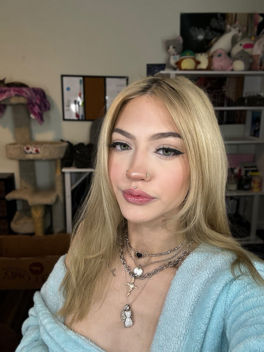 indigojxss's tweet photo. face card, no cash, no credit https://t.co/J6oI8IBkCB