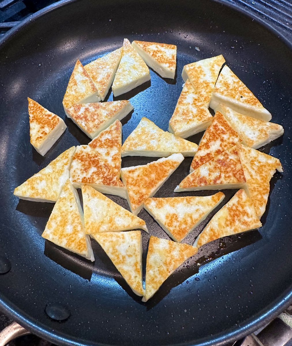 free_style_chef's tweet photo. Of course Saag Paneer is not completely without some slow fried paneer and fresh corn tortillas!
#corn #corntortillas #tortillas #paneer #saagpaneer #indianfood #twittersupperclub #cooking #makki #makkiroti #roti https://t.co/gq7zjolRTm