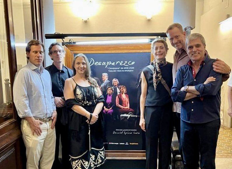 EmbNorArg's tweet photo. Una experiencia ver la obra "Desaparezco" del #noruego Arne Lygre en el Teatro Victoria de #Montevideo. Abro hilo. https://t.co/bk8d72L3WU