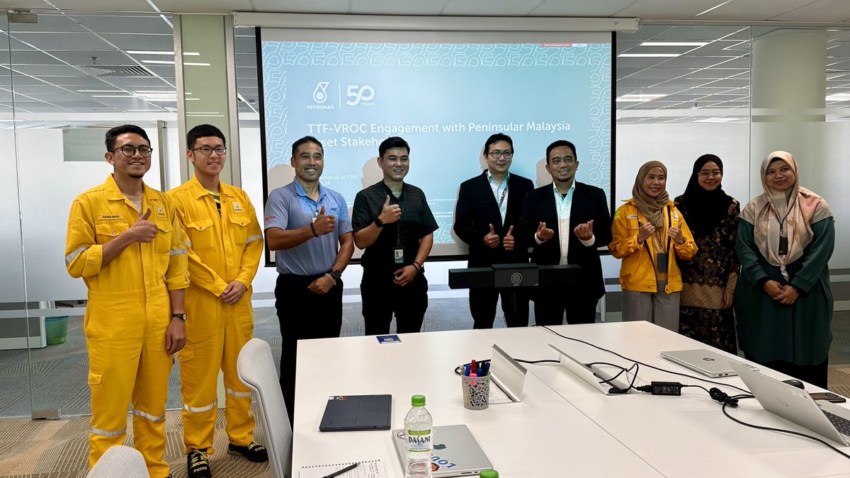 vrocai's tweet photo. Our team were out and about last week, this time visiting the @PETRONAS  Peninsula Malaysia Assets, sharing with the team how VROC's #nocode #IndustrialAI platform can predict #timetofailure for #criticalassets.

#predictiveanalytics #predictivemaintenance #oilandgas https://t.co/B3Tj948Hl6
