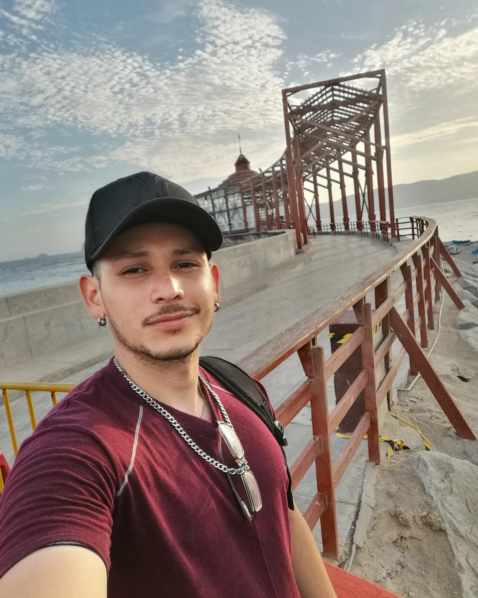 LeandrochurroX's tweet photo. Disfruta en tu día libre en explorar nuevos lugares te hará sentir bien 🥨❣️ https://t.co/e5g5yyUQIt
