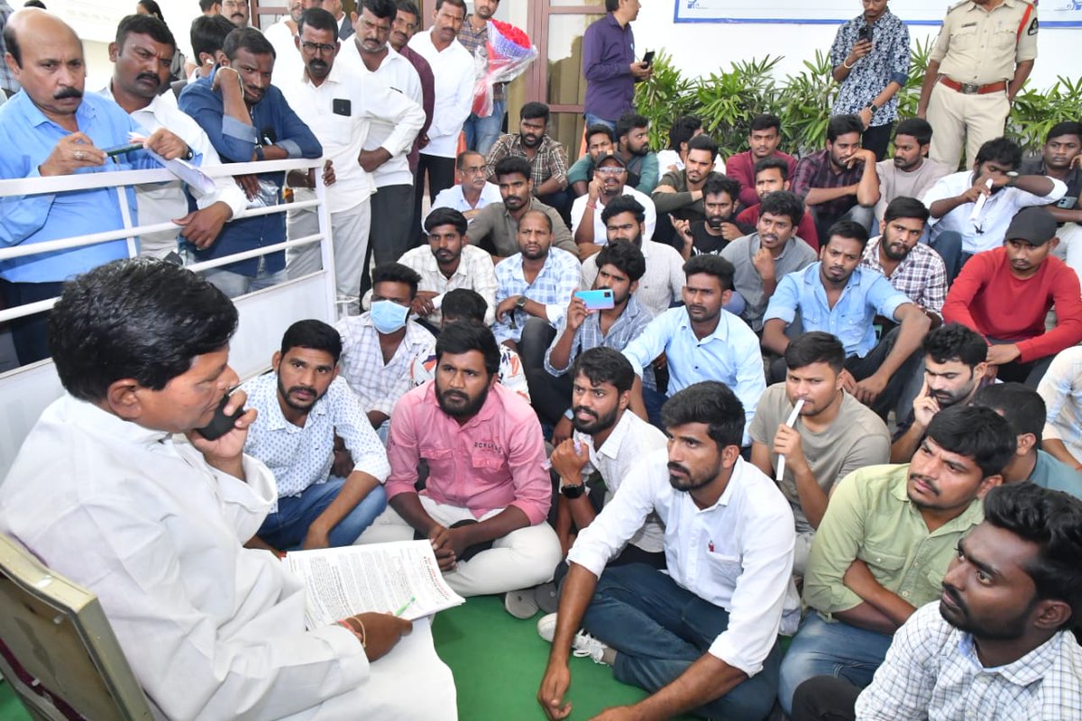HARIGOU75359768's tweet photo. @revanth_anumula @Min_SridharBabu @Bhatti_Mallu @seethakkaMLA @VenkatBalmoor ప్రజా ప్రభుత్వంలో అందరికీ న్యాయం చేస్తున్నారు,ఒక్క GO-46 బాధితులకు తప్ప.మేమేం ఏ పాపం చేశాము.ఊరు రా తిరిగి కాంగ్రెస్ పార్టీకి ఓటేయమని అడగడమేనా.BRS వాళ్ళు వెక్కిరిస్తున్నారు సార్,2000 ఉద్యోగాలు సార్🙏🥲 https://t.co/W3VJ0EQI6P