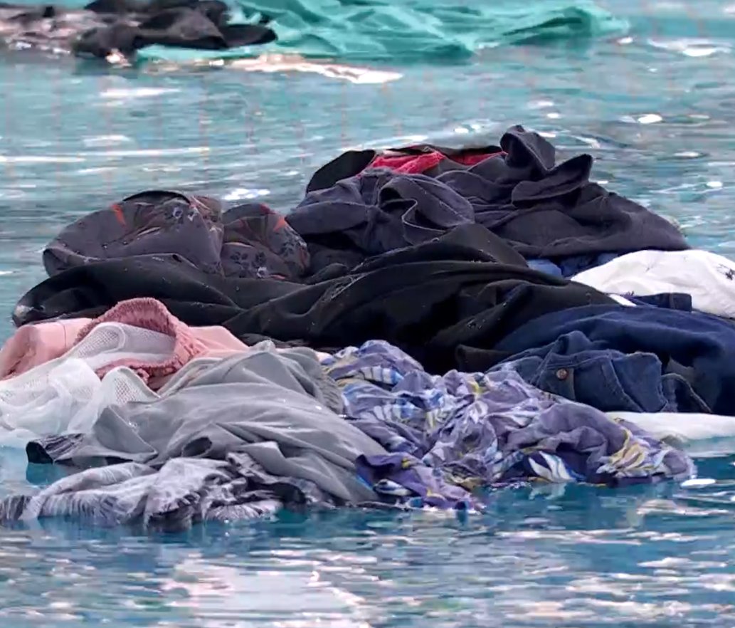 siteptbr's tweet image. MEU DEUS!!! Leidy acabou de JOGAR as coisas do Davi na Piscina! #BBB24