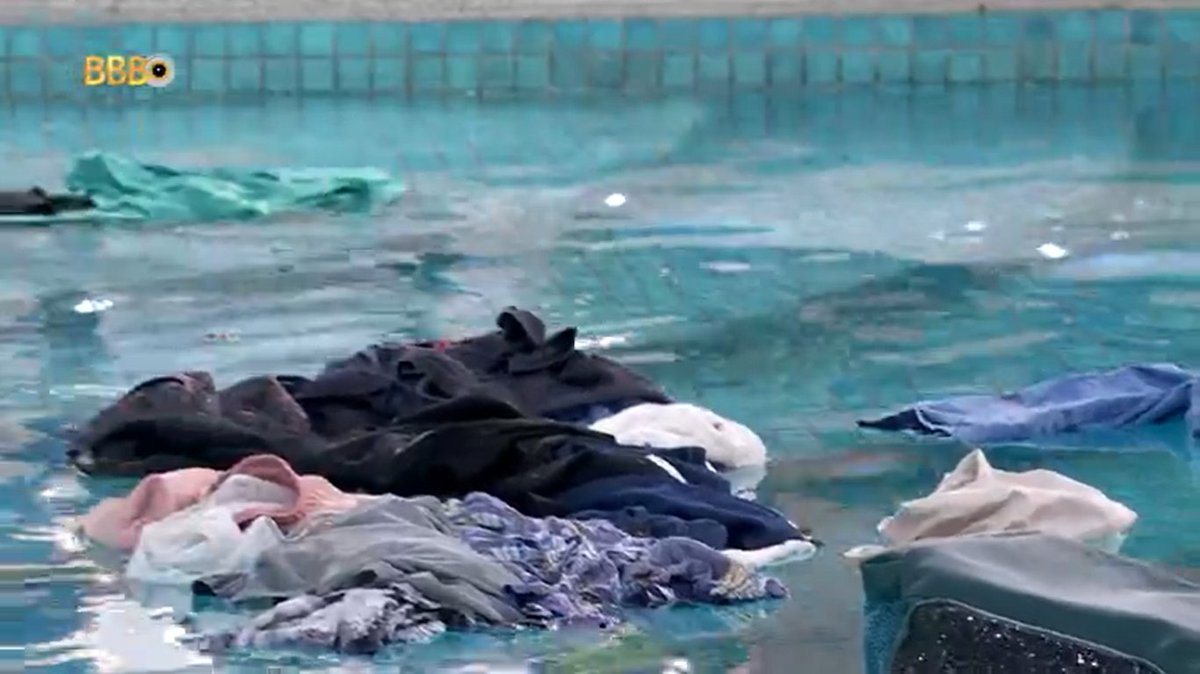 centralreality's tweet photo. 🚨LEIDY JOGOU AS ROUPAS DO DAVI NA PISCINA! https://t.co/6TLbRQDNJu