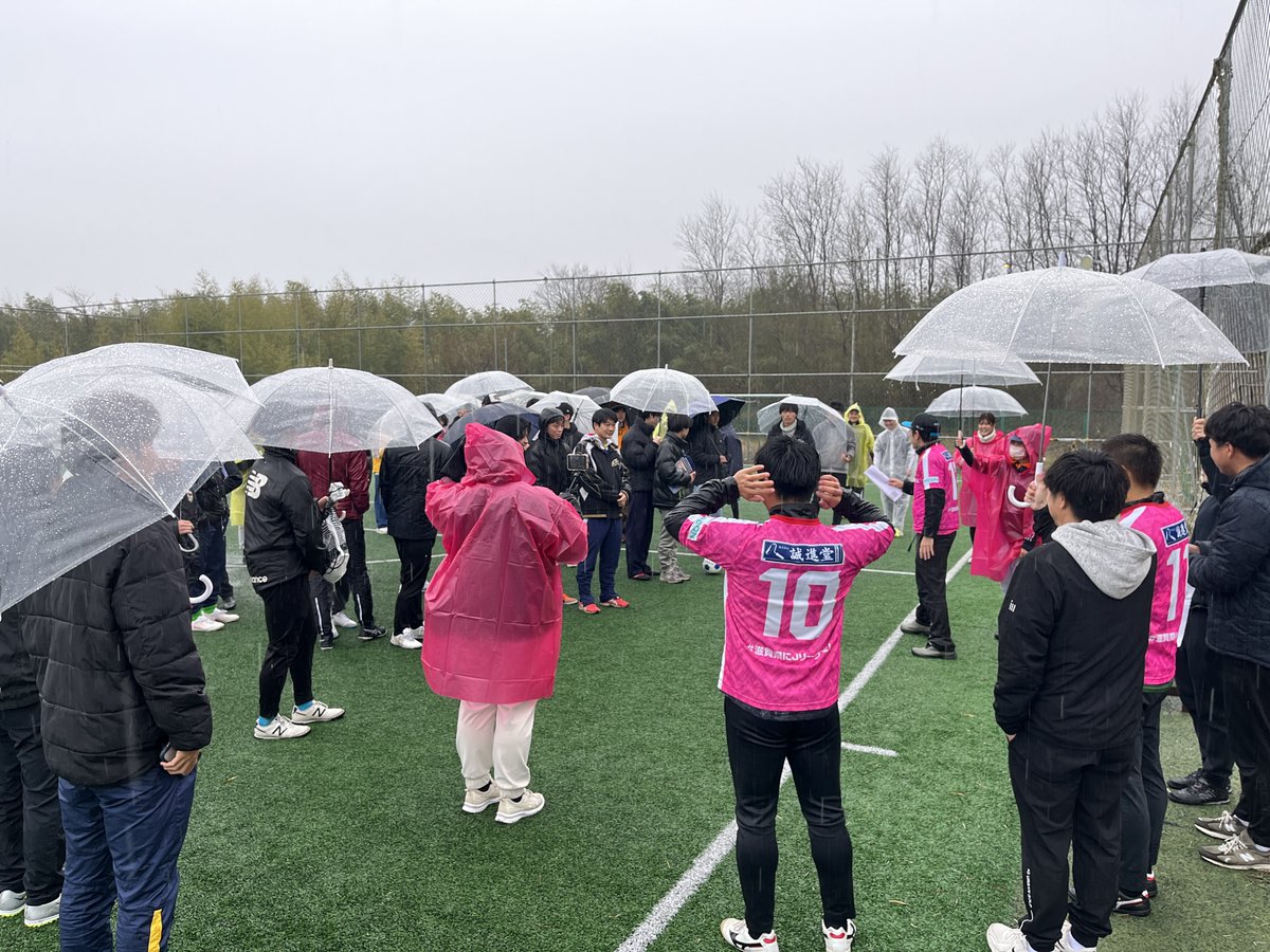 FutsalHirakeru's tweet photo. あいにくの雨模様も吹き飛ばす元気いっぱいの誠進堂大学生カップ開催中です
#誠進堂　#VIABENTENSHIGA　#フットサル大会 https://t.co/Z9eNBbCGXD