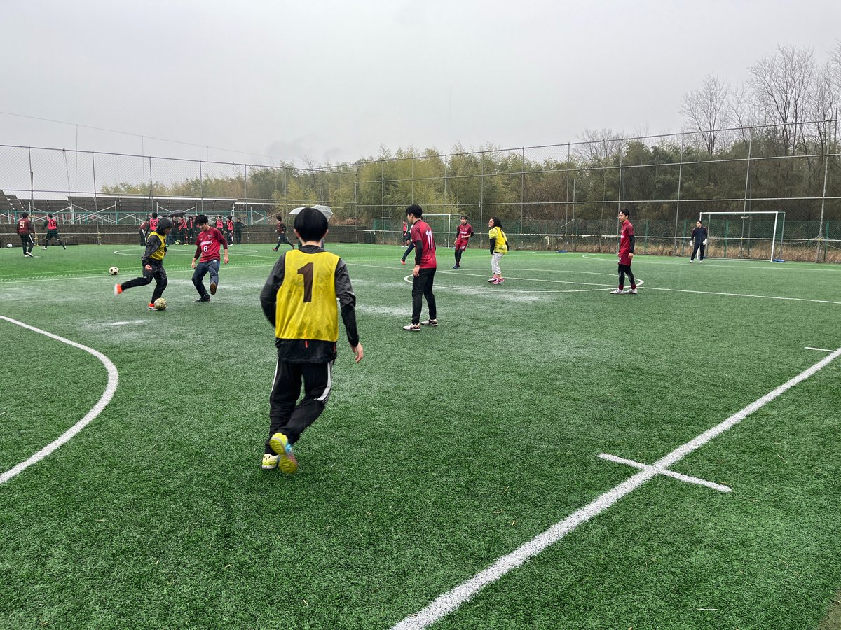 FutsalHirakeru's tweet photo. あいにくの雨模様も吹き飛ばす元気いっぱいの誠進堂大学生カップ開催中です
#誠進堂　#VIABENTENSHIGA　#フットサル大会 https://t.co/Z9eNBbCGXD