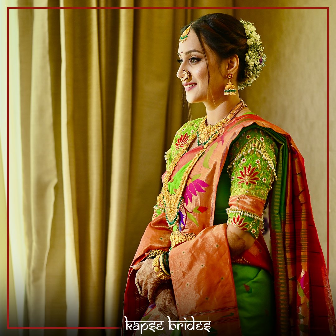 kapsepaithani's tweet photo. Celebrate the blend of tradition and allure. Explore the grace of Kapse Paithani brides, adorned in the threads of their rich heritage. Join us in the joyous embrace of love and culture! 💞👰

Saree- @kapsepaithaniofficial https://t.co/mEKGC1m9xs