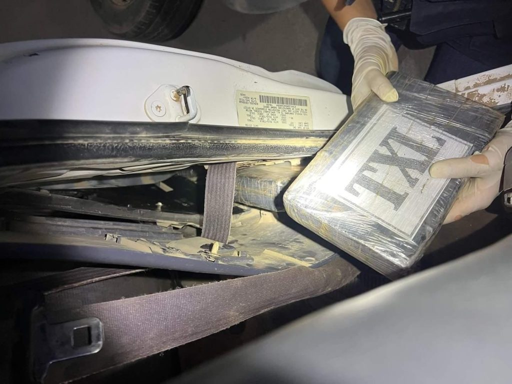 NEWSCENTERHN's tweet photo. 🟡🔴 Dictan detención judicial a banda de seis individuos que fue detenida con 20 kilos de cocaína y 200 mil lempiras en la zona atlántica de Honduras, en el departamento de Colón – 

➡️https://t.co/WOO6YkvFg3 https://t.co/feC1CAvKaG
