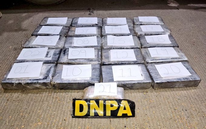 NEWSCENTERHN's tweet photo. 🟡🔴 Dictan detención judicial a banda de seis individuos que fue detenida con 20 kilos de cocaína y 200 mil lempiras en la zona atlántica de Honduras, en el departamento de Colón – 

➡️https://t.co/WOO6YkvFg3 https://t.co/feC1CAvKaG