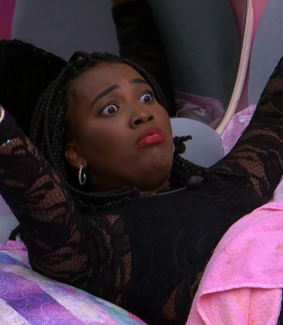 poptime's tweet image. KAROL CONKÁ, TEMOS VISITAS!

Leidy foi pra cama pra ter certeza que Davi NÃO pegaria as suas coisas pra também jogar na Piscina. #BBB24