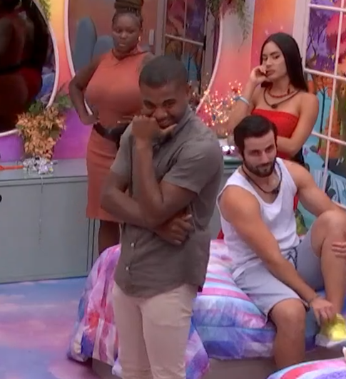 poptime's tweet image. KAROL CONKÁ, TEMOS VISITAS!

Leidy foi pra cama pra ter certeza que Davi NÃO pegaria as suas coisas pra também jogar na Piscina. #BBB24