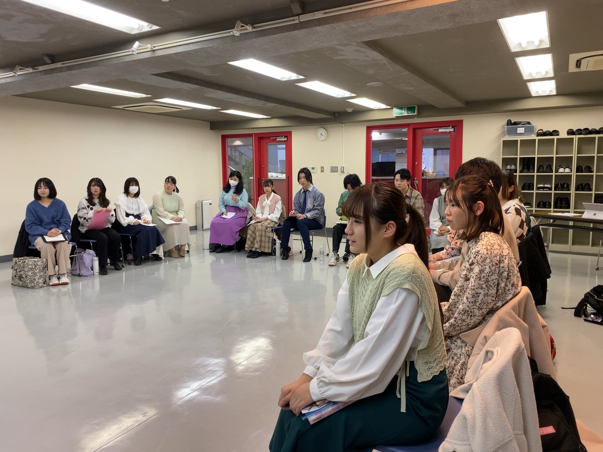 NVAvoice_actor's tweet photo. 昨日、声優コース１年生は特別授業を受けていました～♪
講師は、数々の実力派人気声優を発掘育成されているイノセントボイスの八十島耕治さん！
一人一人見ていただき、声優として歌う為、演じる為の心得を叩き込んでいただきました～😤
アドバイスを生かし、さらにアクセル全開で頑張っていきます💨 https://t.co/iFImxonreq