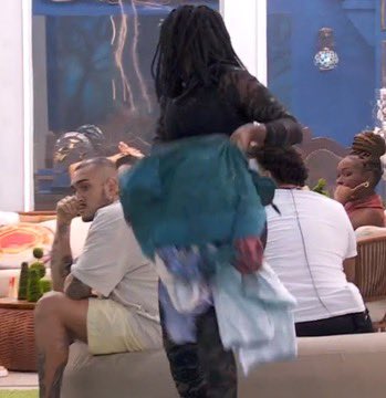 poIemizei's tweet image. Leidy muito suja jogando as roupas do Davi na Piscina, EU QUERO A MAIOR REJEIÇÃO DA EDIÇÃO NELA #BBB24