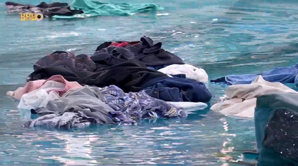 poIemizei's tweet image. Leidy muito suja jogando as roupas do Davi na Piscina, EU QUERO A MAIOR REJEIÇÃO DA EDIÇÃO NELA #BBB24