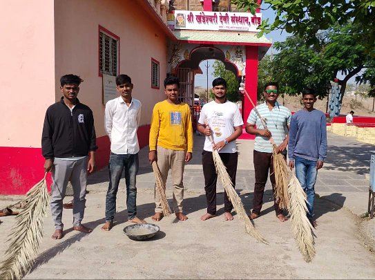 SfdDeogiriPrant's tweet photo. दि १० मार्च २०२४ रोजी विकासार्थ विद्यार्थी गतिविधी अंतर्गत बीड शहरातील प्रमुख देवस्थान श्री क्षेत्र खंडेश्वरी माता मंदिर येथे 'Sunday for Society' या स्वच्छता उपक्रमाची सुरुवात करण्यात आली. यावेळी बीड शहरातील विद्यार्थी उत्साहाने सहभागी झाले.
#SundayForSociety https://t.co/D3NAKvJCE4