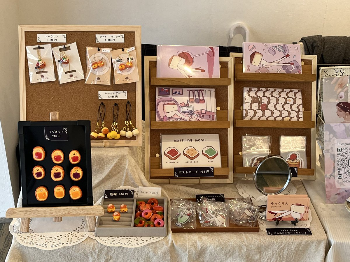 設営完了しました✨
#僕らの昼休み展
#もりのきっさてんまろん 
#足の生えたチーズケーキ 
#フェイクスイーツ