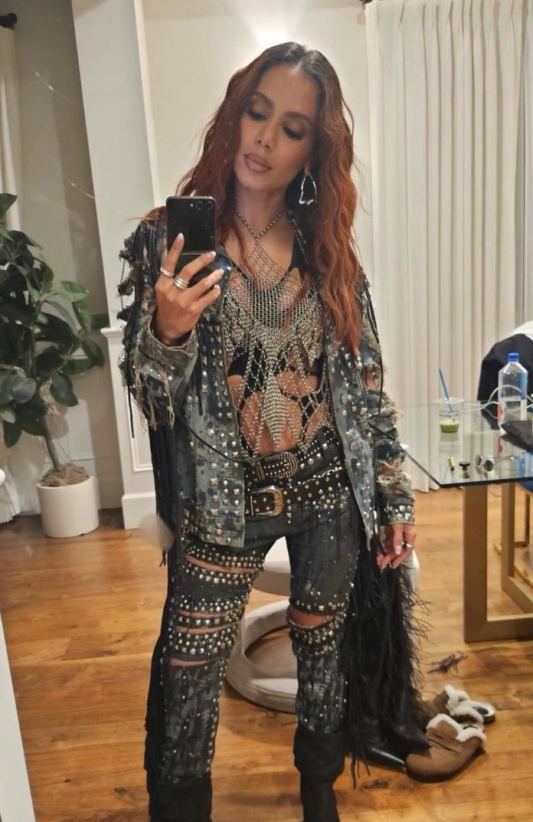 boyfromssa's tweet photo. MEU DEUS, ESTAMOS OFICIALMENTE NA ERA PUTA CARA!!! A ROUPA COM AS MESMAS REF DO CLIPE AAAAAAAAAAA https://t.co/2WrRV1E8df
